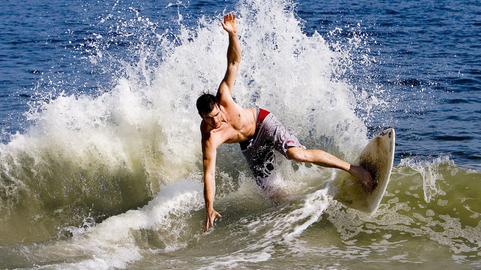 FB体育官方平台-欧冠比赛中最恐怖的锋线组合盘点，欧冠最高分出局